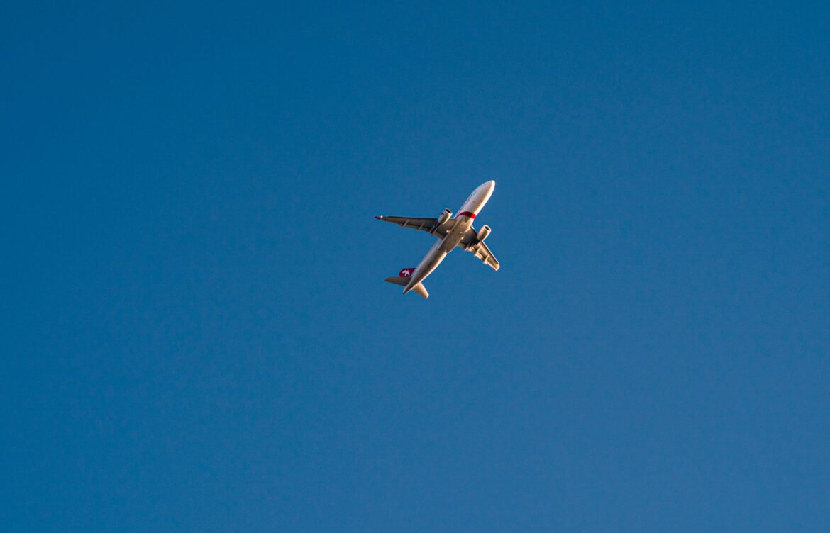 Direct Flights for Umrah from UAE: Airlines and Tips
