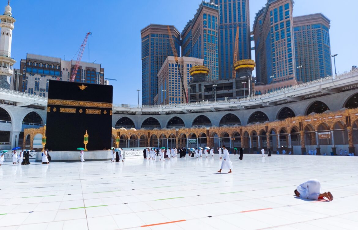 Common Spiritual Mistakes Made During Umrah 🛑